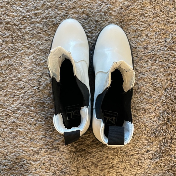 Chelsea Boots - Picture 2 of 4